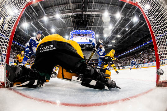Leksands Lukas Vejdemo gör 2-2 bakom Skellefteås målvakt