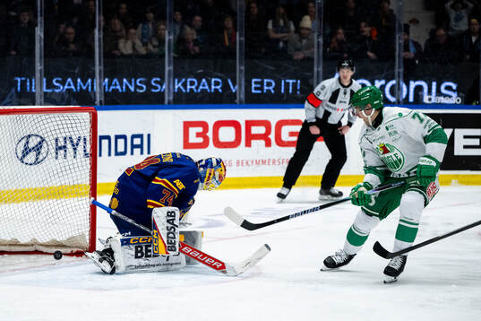 Rögles Daniel Zaar gör 0-2 på Djurgårdens målvakt