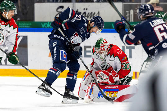 Linköpings Christoffer Ehn gör 1-0 bakom Frölundas