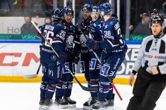 Linköpings Jakub Vrana jublar med lagkamrater