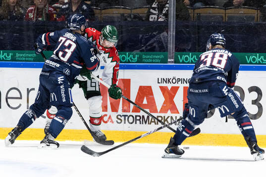 Frölundas Max Lindholm mot Linköpings Nicholas Shore och