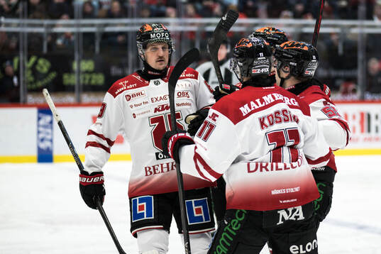 Örebros David Quenneville jublar med Patrik Karlkvist och