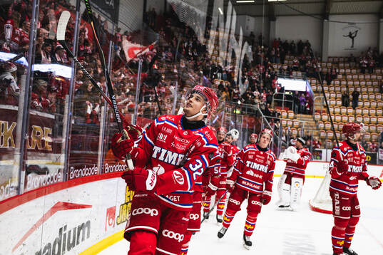 Timrås Anton Lundmark jublar
