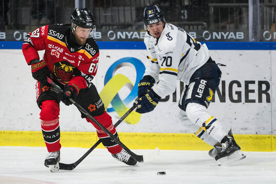 Luleås Linus Omark och HV71s Lukas Rousek