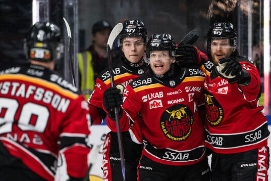 Luleås Brian O'Neill jublar med Isac Hedqvist och Brendan