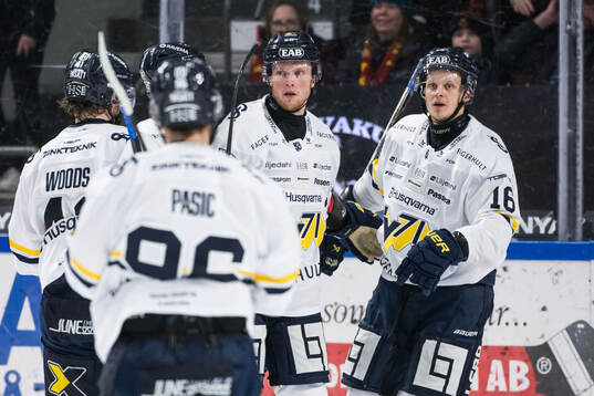 HV71s Oskar Stål-Lyrenäs och Linus Lindström jublar