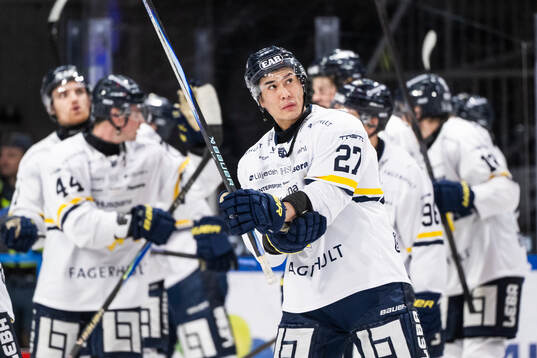 HV71s Jonathan Ang jublar