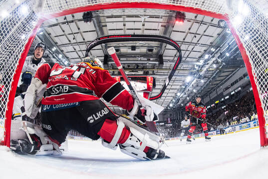 HV71s Hugo Fransson gör 5-6 bakom Luleås målvakt Joel