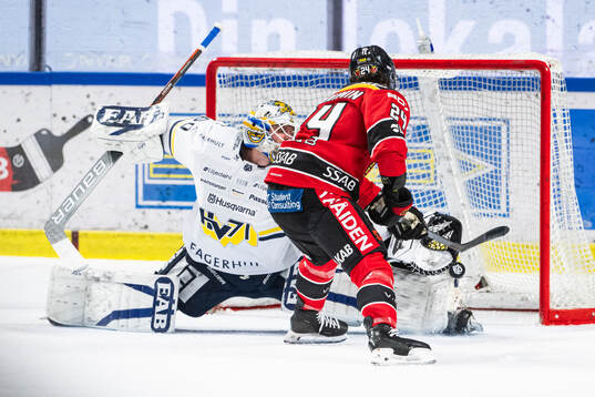 HV71s målvakt Felix Sandström och Luleås Brendan