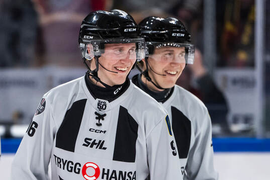 Linjedomare Niclas Westman och Marcus Westman