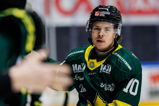 Östersunds Oliver Kandergård jublar