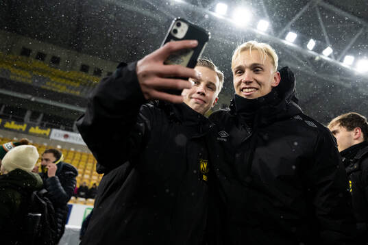 Leo Östman tar selfie med supporter