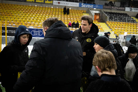 Simon Eriksson skriver autografer