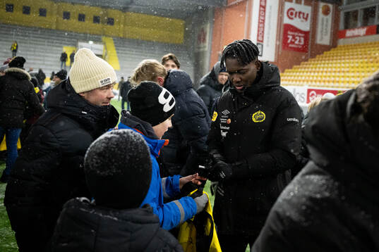 Jalal Abdullai skriver autografer