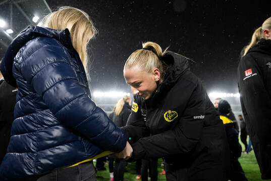 Stina Jensen skriver autografer