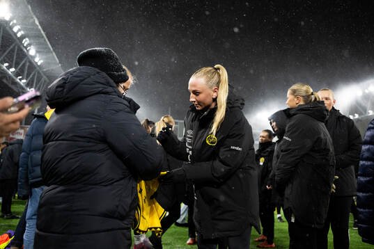 Stina Jensen skriver autografer