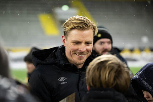 Per Frick skriver autografer