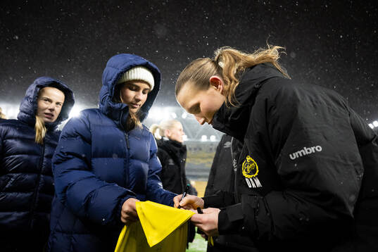 Selma Berggren skriver autografer