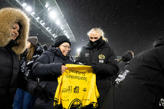 Emilia Bengtsson skriver autografer