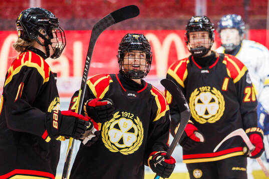 Brynäs Elin Svensson och Mina Waxin jublar