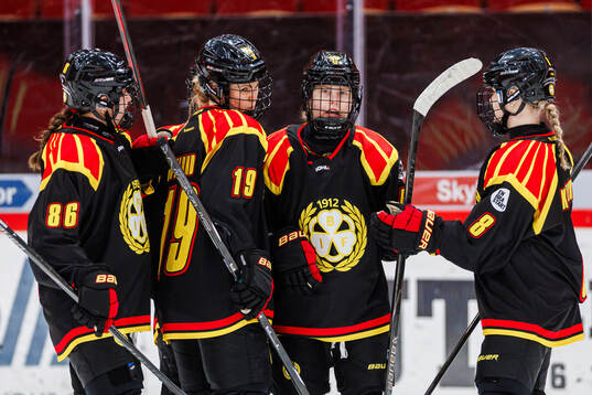Brynäs Noora Tulus jublar med Emma Bergesen, Julia