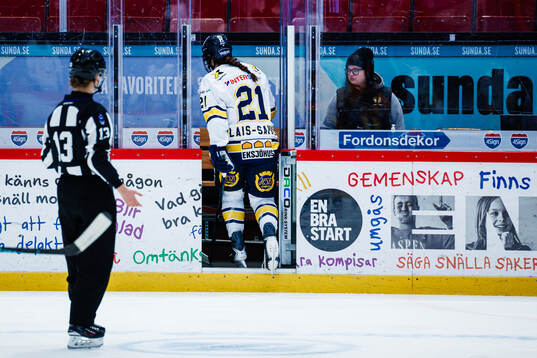 HV71s Evelyne Blais-Savoie blir utvisad