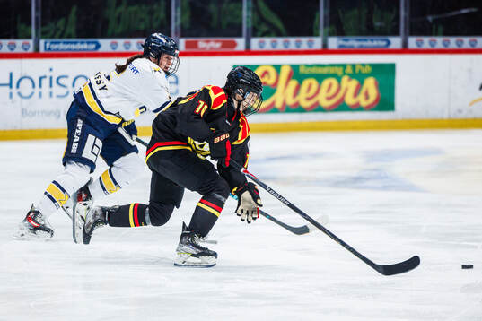 HV71s Julia Shaunessy och Brynäs Maude Poulin-Labelle