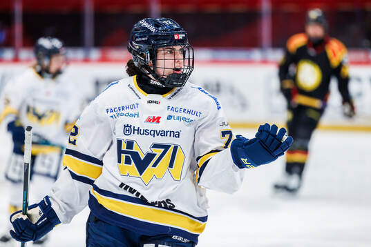 HV71s Rachel Weiss reagerar