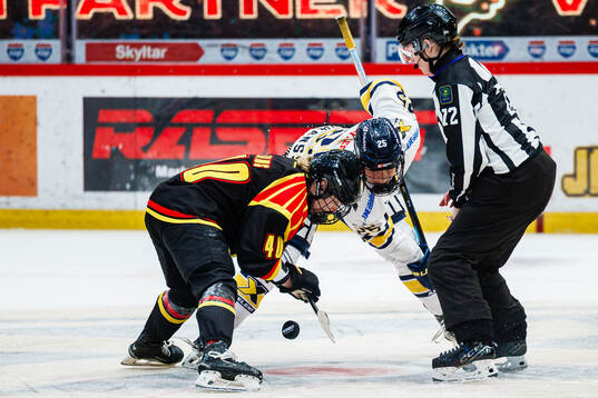 Brynäs Noora Tulus och HV71s Alva Johansson