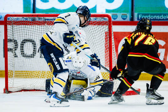 HV71s målvakt Amanda Johansson med en räddnijng
