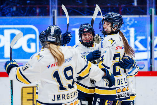 HV71s Rachel Weiss jublar med Thea Jørgensen och Adriana