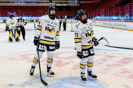 HV71s Adriana Van De Leest och Rachel Weiss deppar