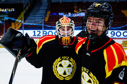 Brynäs målvakt Klara Peslarova jublar med Sara Cajanova