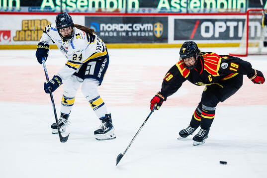HV71s Adriana Van De Leest och Brynäs Julia Östlund