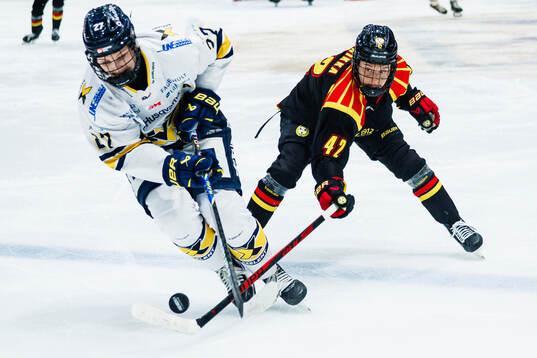 HV71s Teghan Inglis och Brynäs Viivi Vainikka