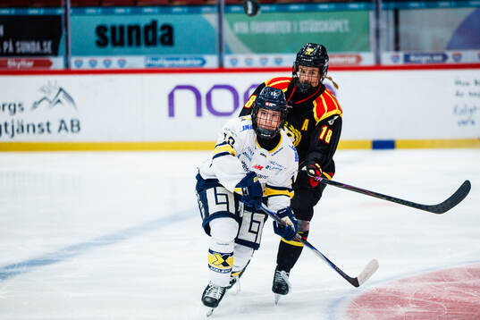 HV71s Eimear Leacy och Brynäs Jenniina Nylund