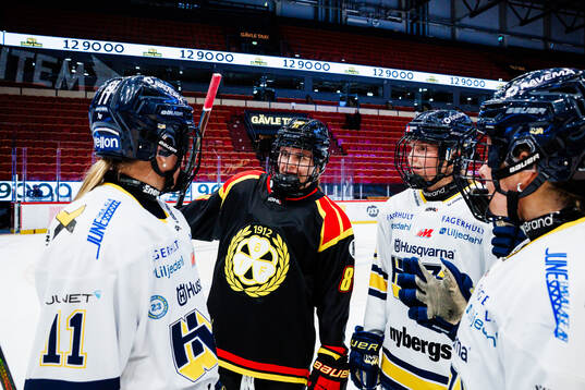 Brynäs Emma Bergesen med HV71s Alva Solberg och Evelyne