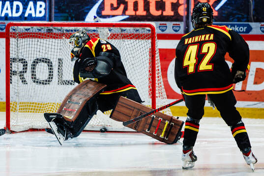 Brynäs målvakt Klara Peslarova slipper in 3.-2 av HV71s