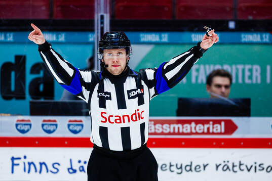 Domare Joakim Flink gör tecken för videogranskning