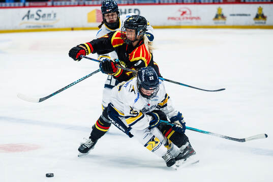 Brynäs Mina Waxin och HV71s Kennedy Bobyck