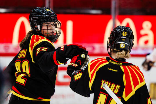 Brynäs Hanna Thuvik jublar med Noora Tulus
