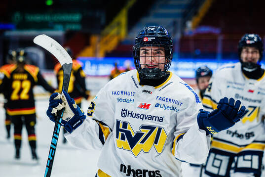 HV71s Rachel Weiss jublar
