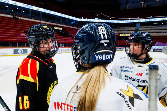 Brynäs Emma Bergesen med HV71s Alva Solberg (m) och