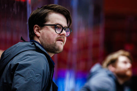HV71s assisterande tränare Emil Larsson