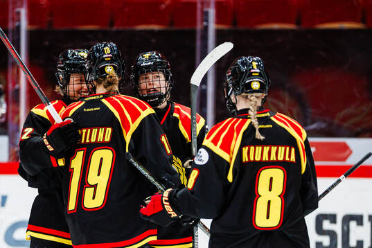 Brynäs Noora Tulus jublar med Viivi Vainikka, Julia