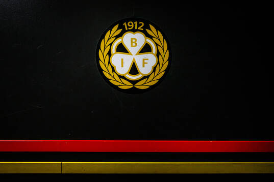 Brynäs klubbmärke på en vägg i Monitor ERP Arena