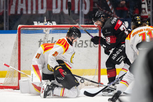 Malmö Redhawks Robin Hanzl samt Brynäs Johannes Kinnvall