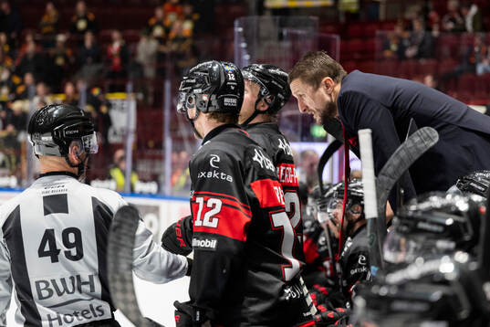 Malmö Redhawks tränare Tomas Kollar i samtal med