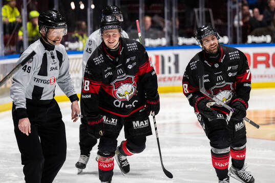 Malmö Redhawks Robin Hanzl och Lauri Pajuniemi jublar