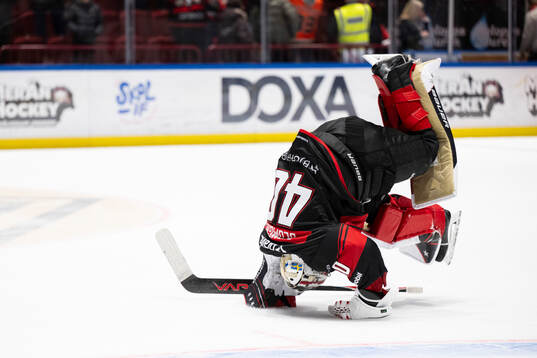 Malmö Redhawks målvakt Oskar Blomgren jublar
